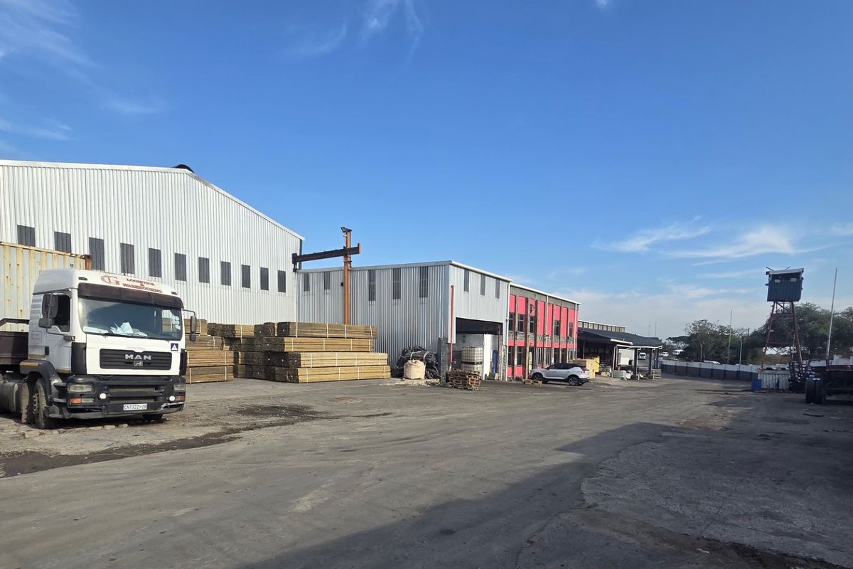 Large-Scale Industrial Warehouse & Distribution Facility in Key Logistics Corridor - Photo 2