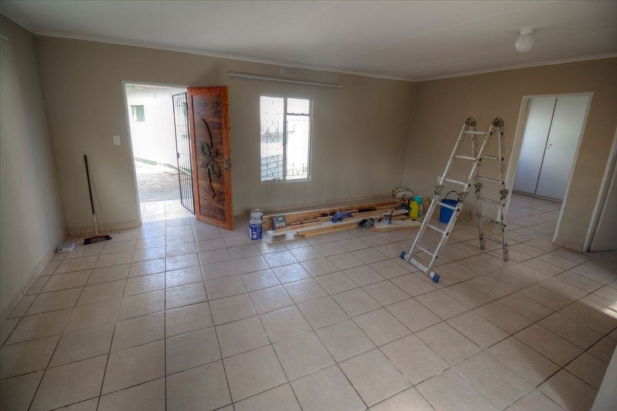 Charming Family Home with Granny Flats - Photo 3