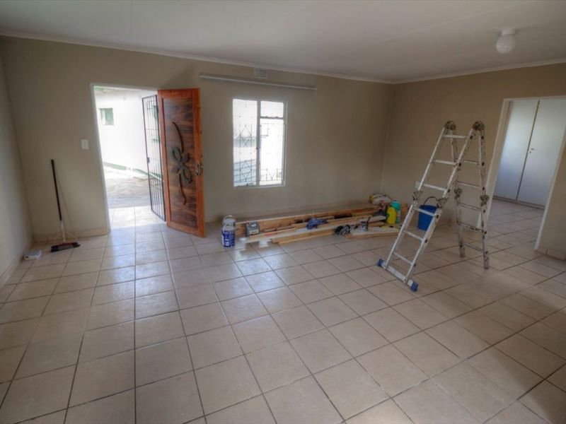 Charming Family Home with Granny Flats - Photo 3
