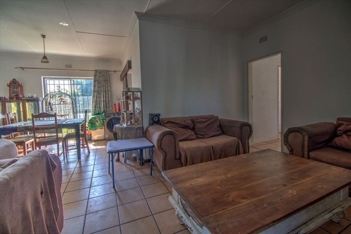 Charming Family Home with Granny Flats - Photo 2