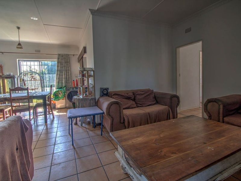 Charming Family Home with Granny Flats - Photo 2
