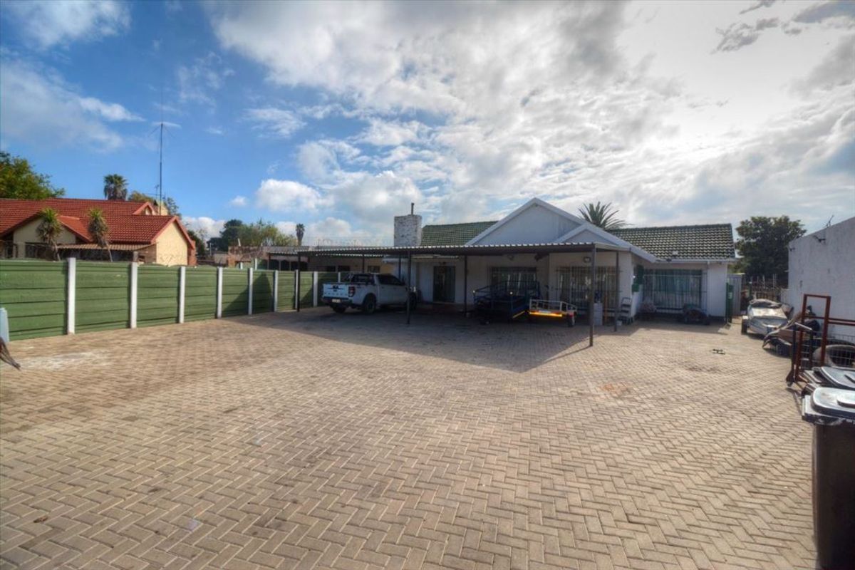 Charming Family Home with Granny Flats - Photo 4