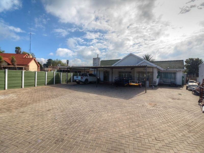 Charming Family Home with Granny Flats - Photo 4