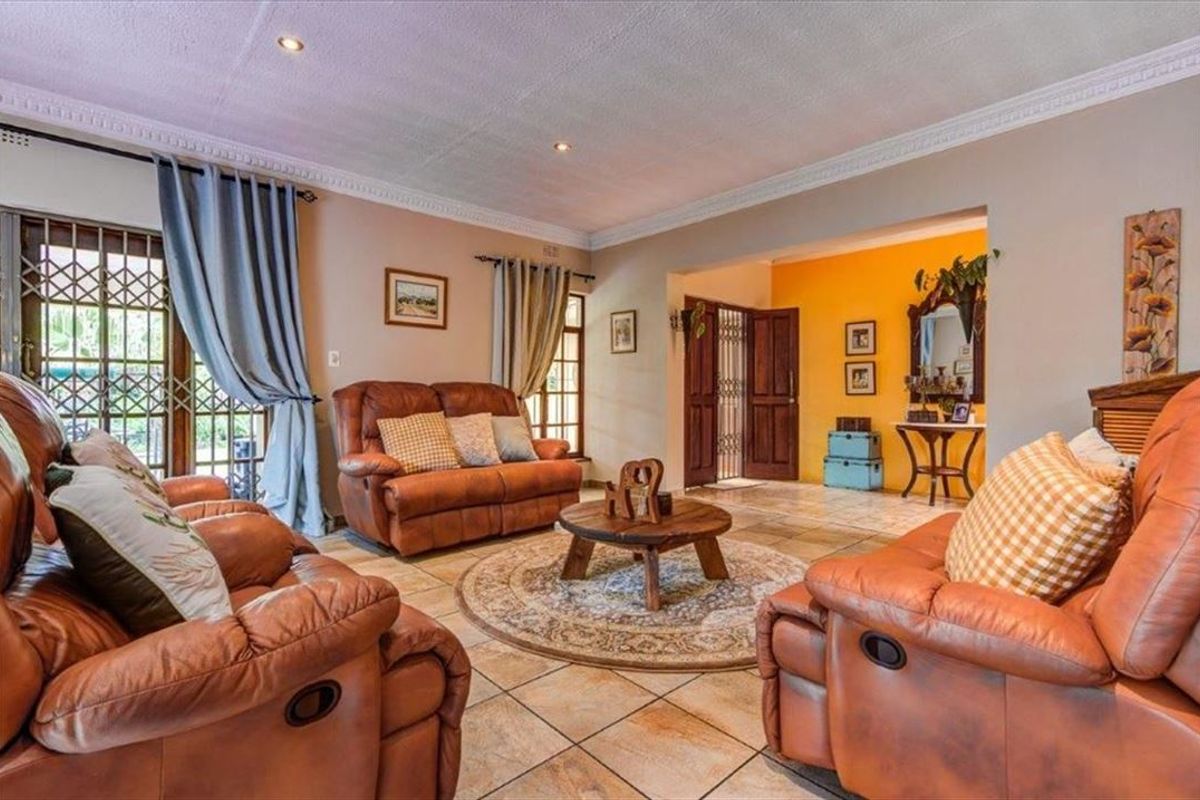 Elegant and Spacious Family Retreat - Photo 2