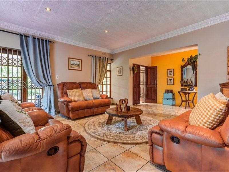 Elegant and Spacious Family Retreat - Photo 2