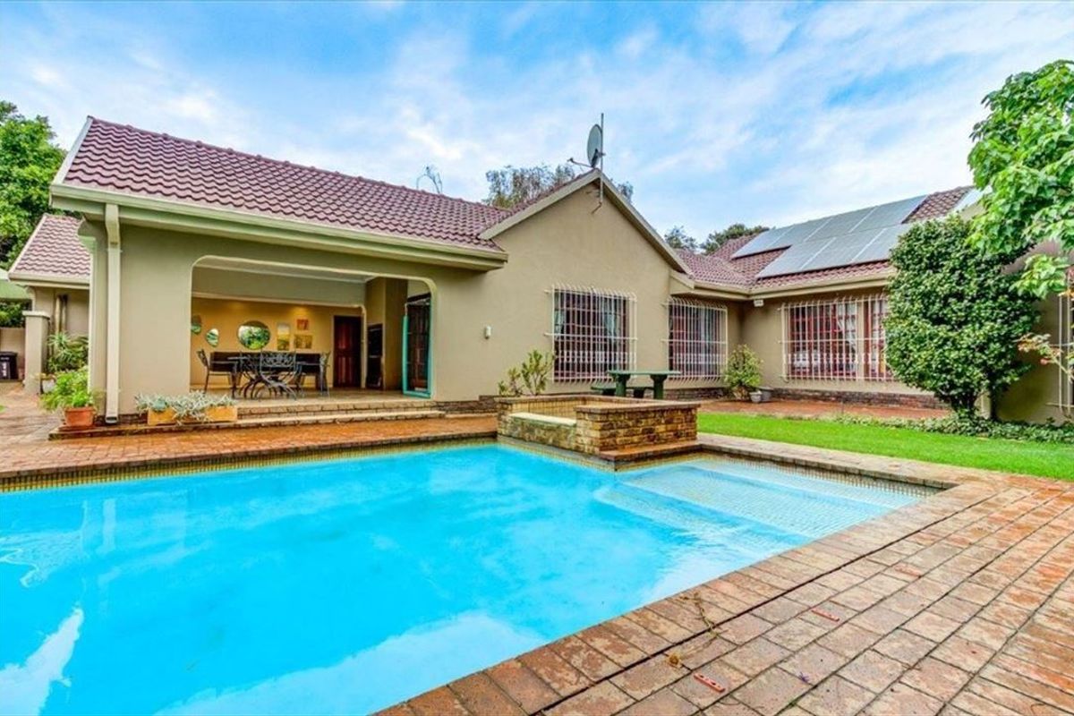 Elegant and Spacious Family Retreat - Photo 3
