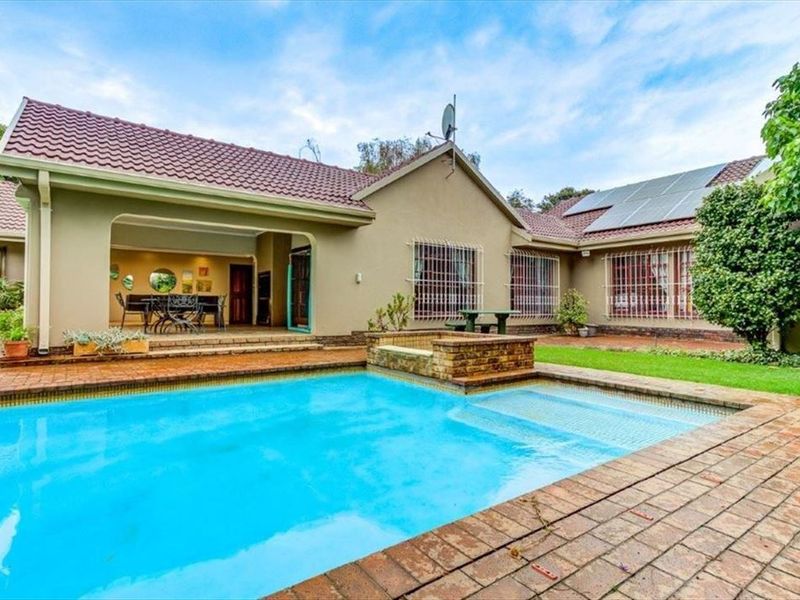 Elegant and Spacious Family Retreat - Photo 3