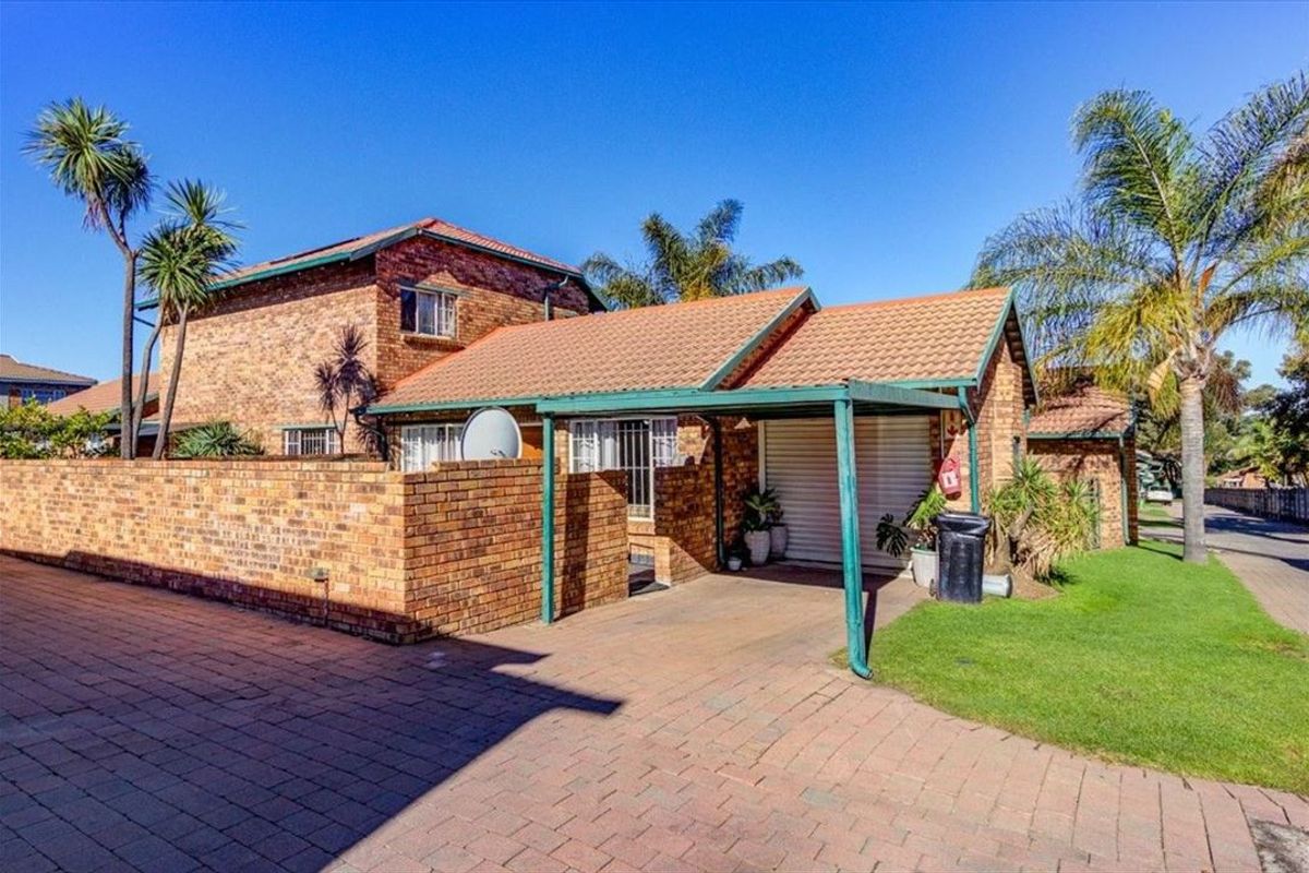 Cozy Family Home with Swimming Pool - Photo 3