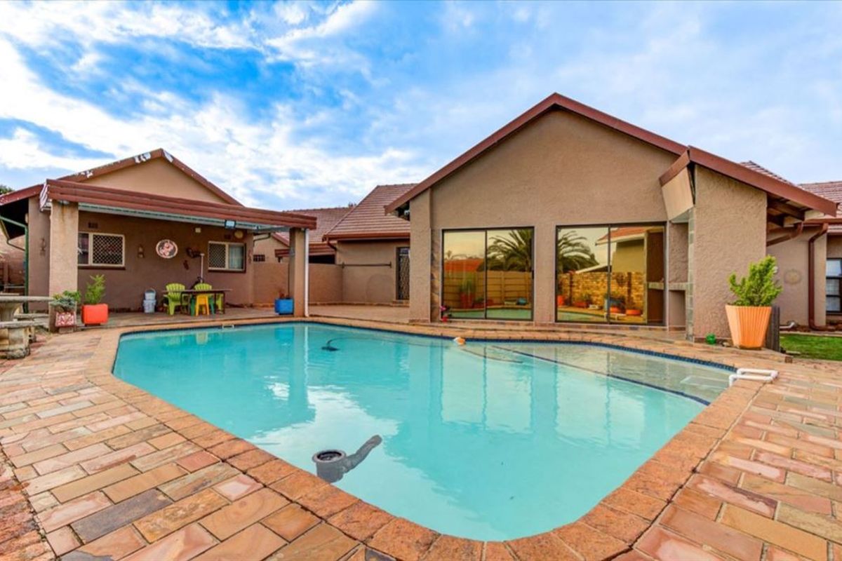Spacious Family Home with Pool and Granny Flats - Photo 3