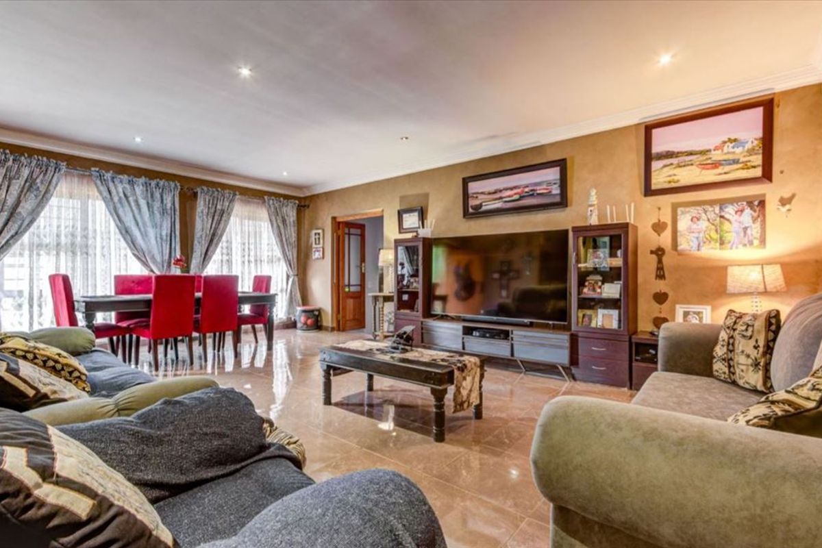 Spacious Family Home with Pool and Granny Flats - Photo 2