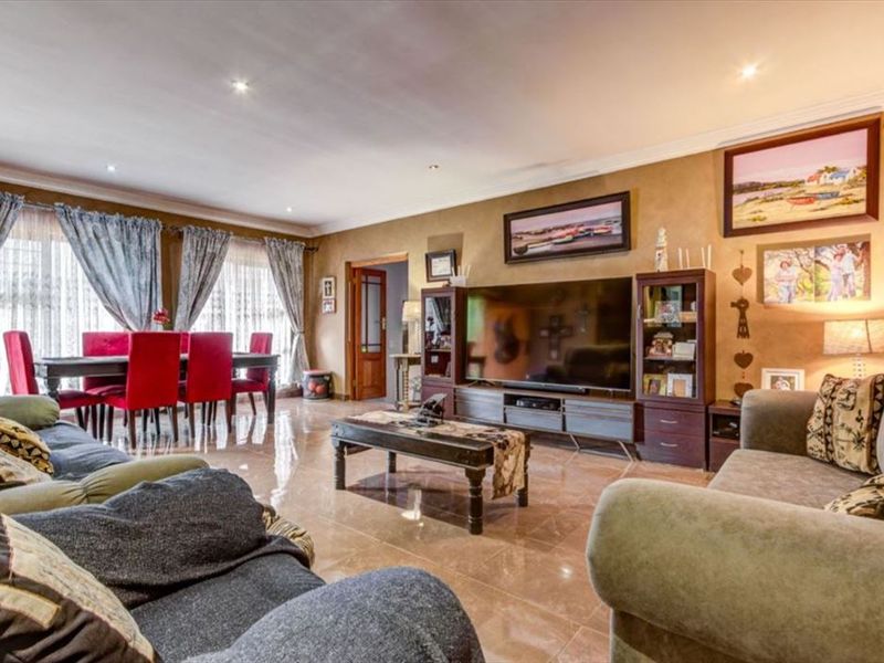 Spacious Family Home with Pool and Granny Flats - Photo 2