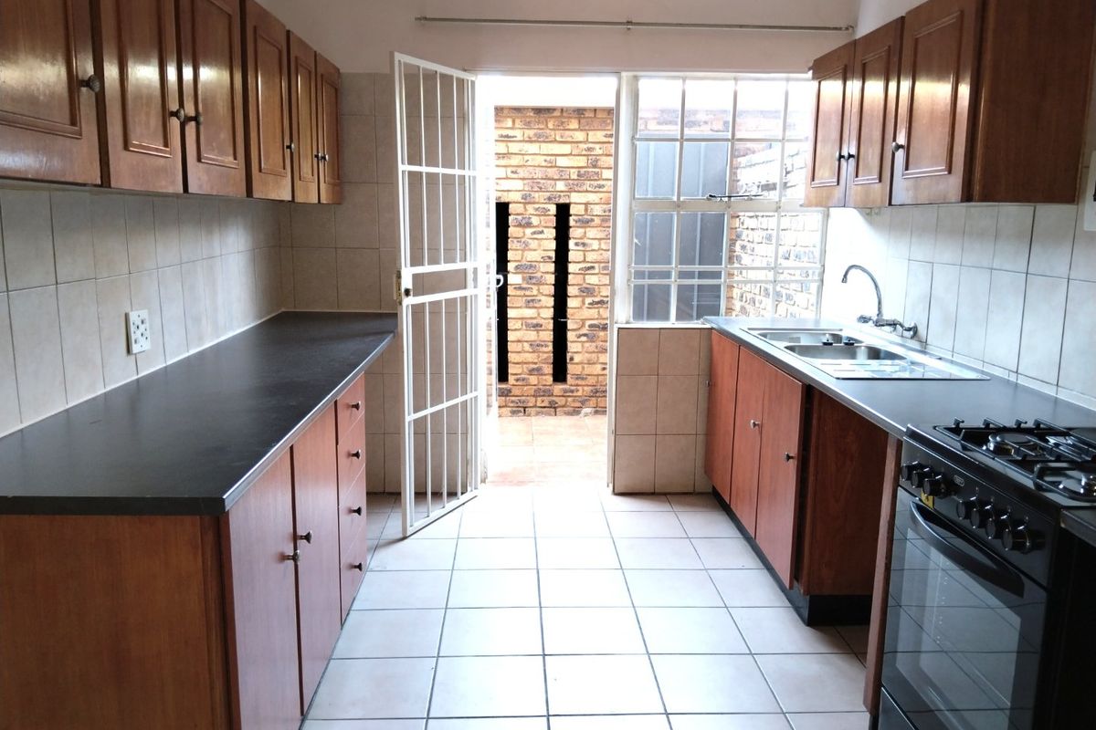 Chic Townhouse in Fairland with Courtyard Garden - Photo 5