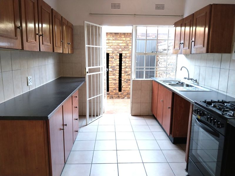 Chic Townhouse in Fairland with Courtyard Garden - Photo 5