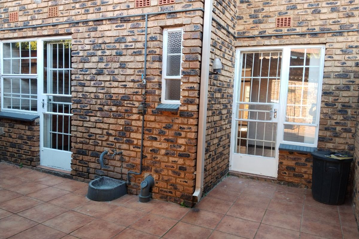 Chic Townhouse in Fairland with Courtyard Garden - Photo 3