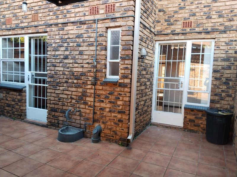 Chic Townhouse in Fairland with Courtyard Garden - Photo 3