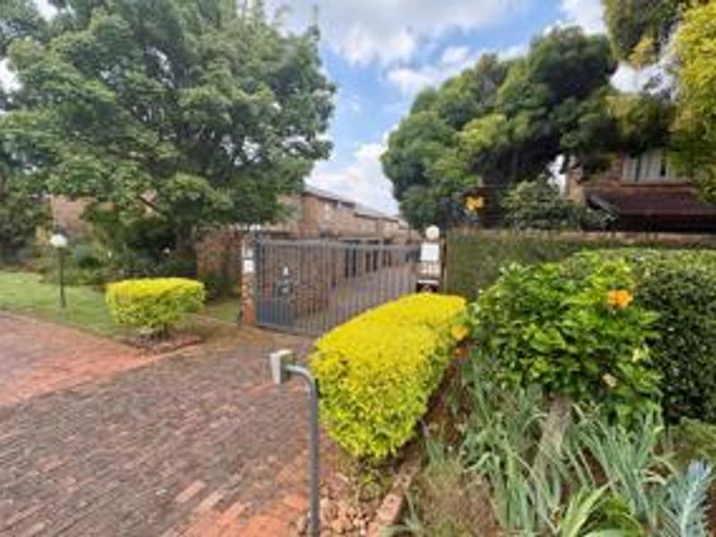 Chic Townhouse in Fairland with Courtyard Garden - Photo 1