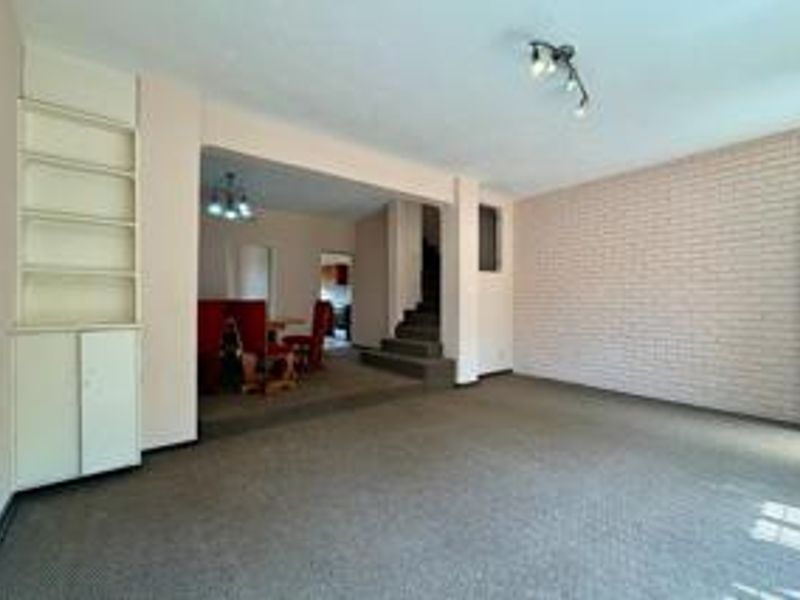 Chic Townhouse in Fairland with Courtyard Garden - Photo 8