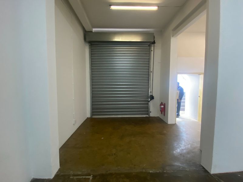 162m2 Industrial to Let  - Photo 2