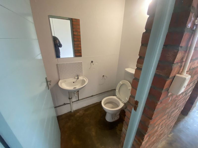 162m2 Industrial to Let  - Photo 10