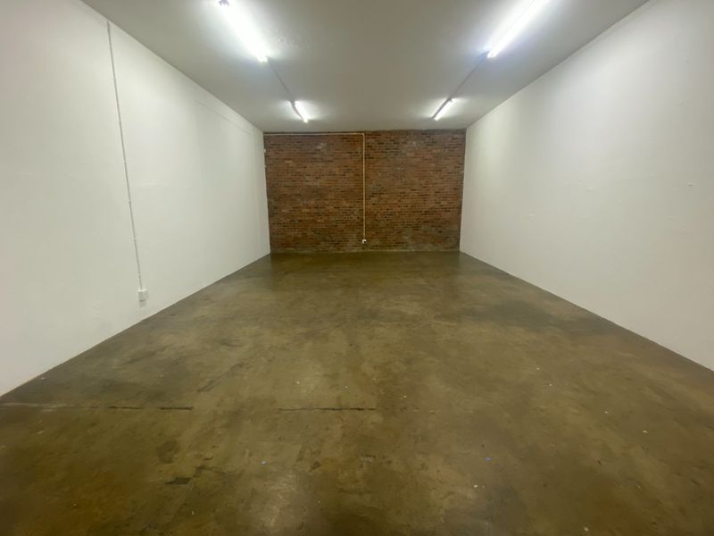 162m2 Industrial to Let  - Photo 1
