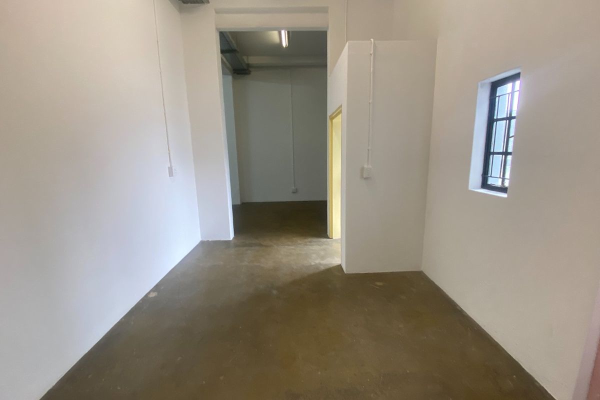 162m2 Industrial to Let  - Photo 3