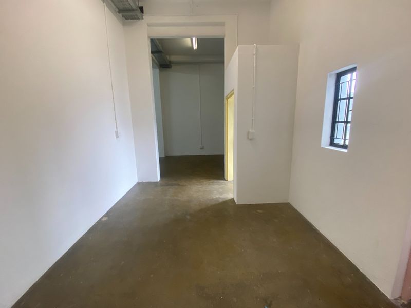 162m2 Industrial to Let  - Photo 3