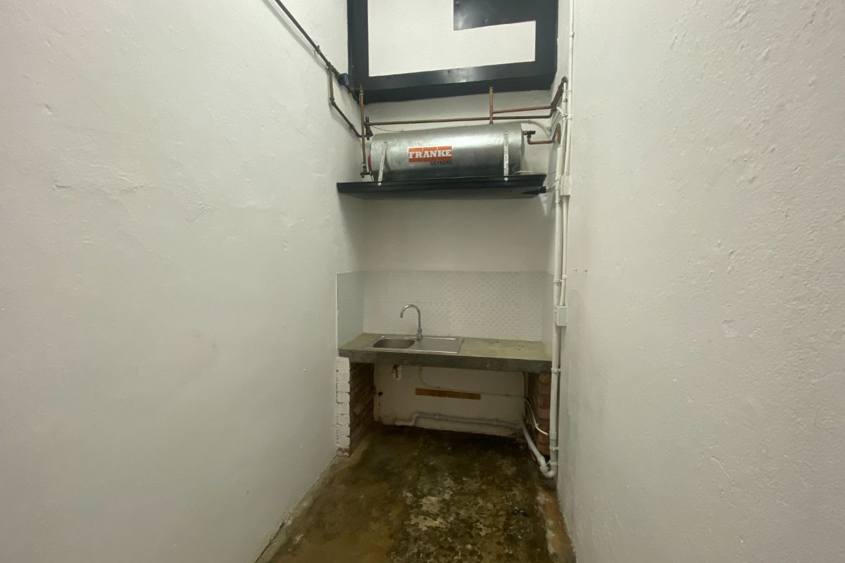 124m2 Industrial to Let  - Photo 2