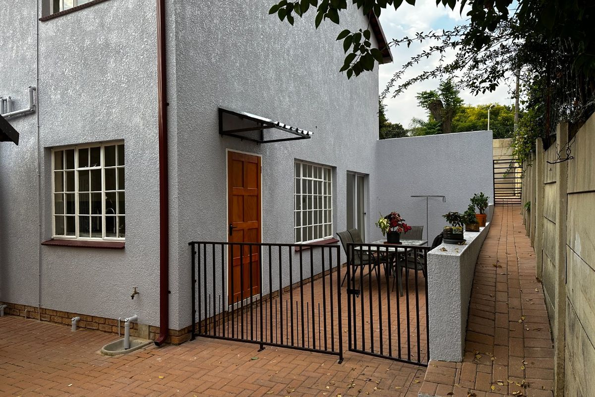 OH SO Spacious & Sparkling  Apartment/Cottage with Top Notch finishes!  - Photo 4