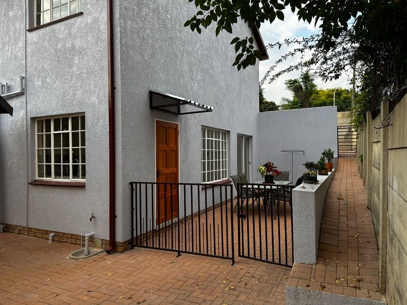 OH SO Spacious & Sparkling  Apartment/Cottage with Top Notch finishes!  - Photo 4