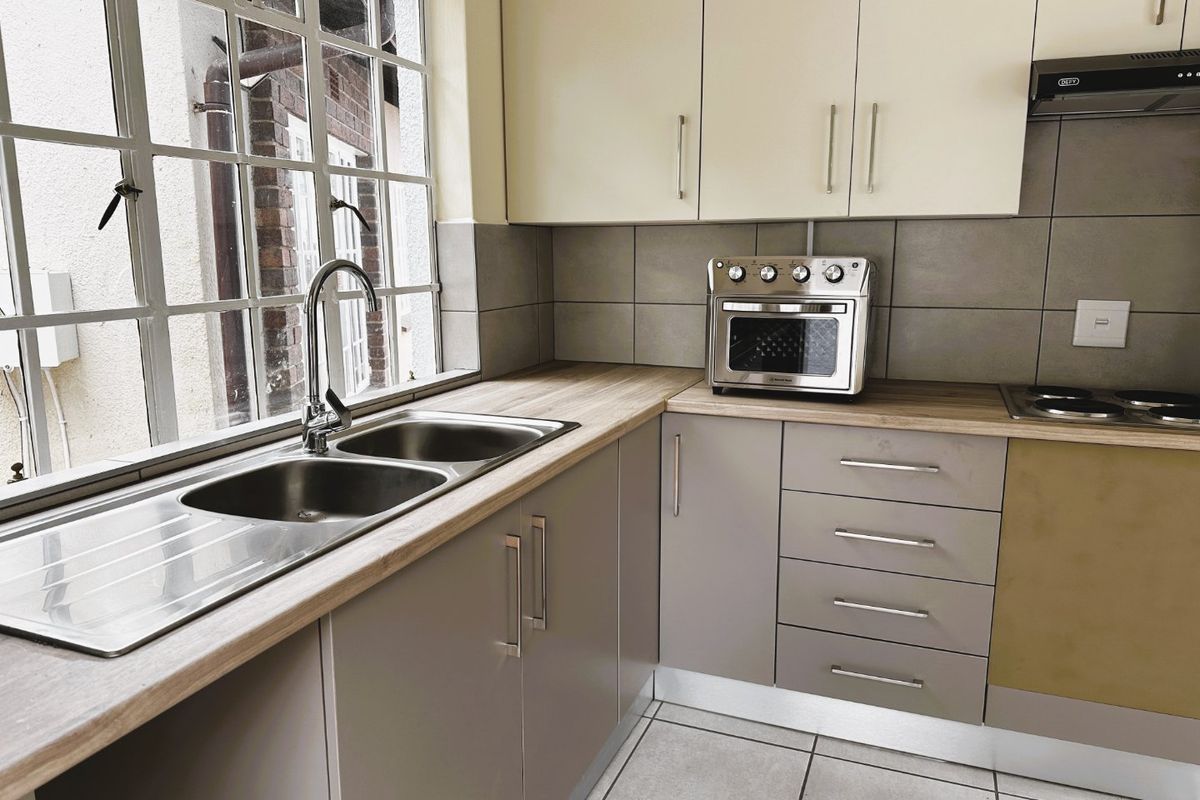 OH SO Spacious & Sparkling  Apartment/Cottage with Top Notch finishes!  - Photo 3