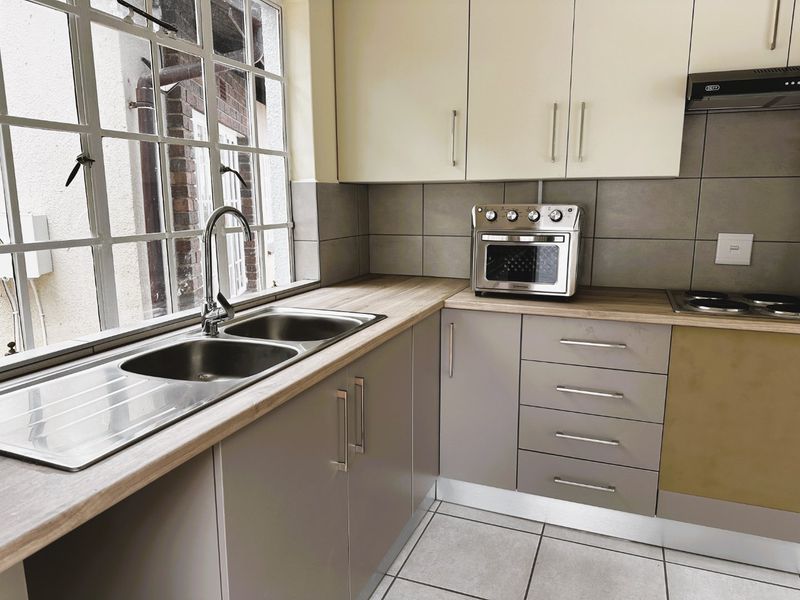 OH SO Spacious & Sparkling  Apartment/Cottage with Top Notch finishes!  - Photo 3