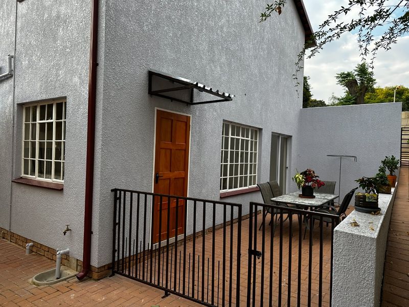 OH SO Spacious & Sparkling  Apartment/Cottage with Top Notch finishes!  - Photo 1