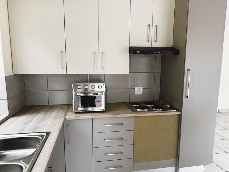 OH SO Spacious & Sparkling  Apartment/Cottage with Top Notch finishes!  - Photo 9