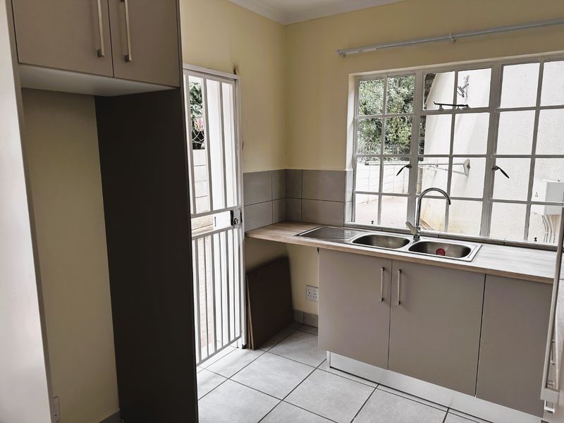 OH SO Spacious & Sparkling  Apartment/Cottage with Top Notch finishes!  - Photo 8