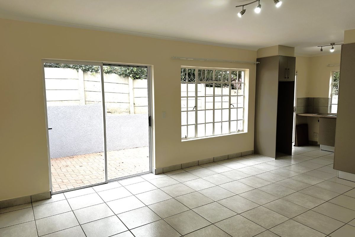 OH SO Spacious & Sparkling  Apartment/Cottage with Top Notch finishes!  - Photo 2
