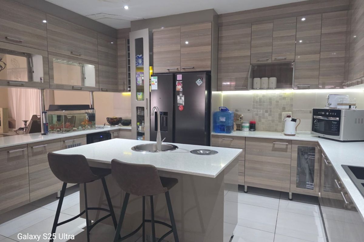 OFFERS FROM R 1 935 000 Will be considered- Sleek 3 bed home in Green Acres Estate - Photo 3