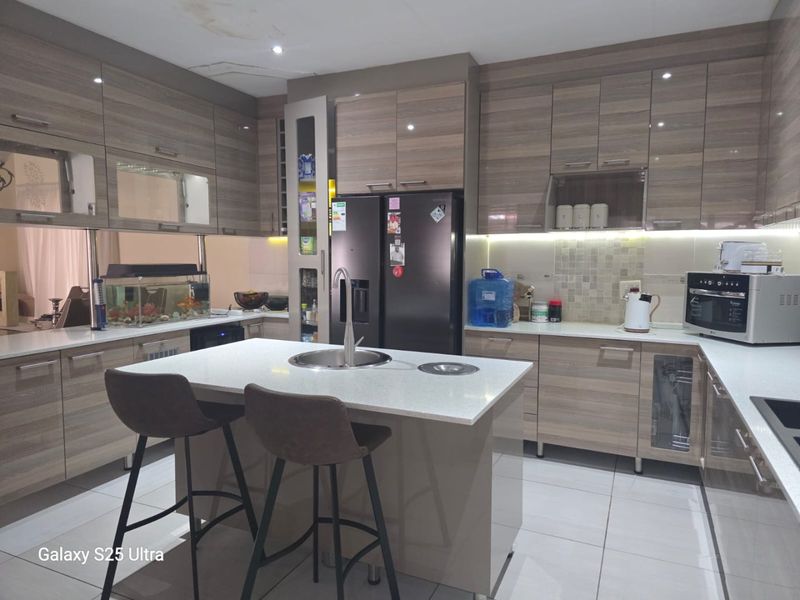 OFFERS FROM R 1 935 000 Will be considered- Sleek 3 bed home in Green Acres Estate - Photo 3