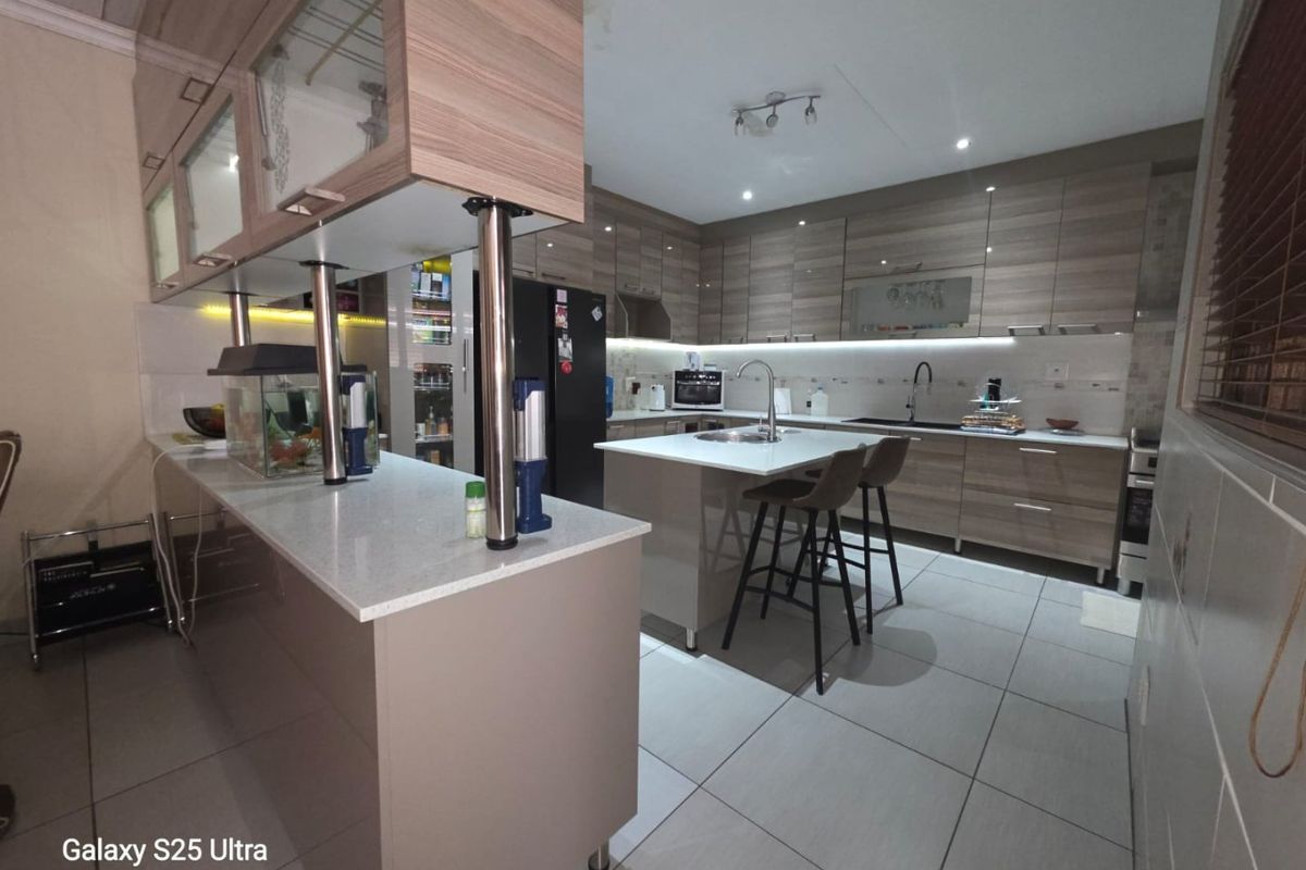 OFFERS FROM R 1 935 000 Will be considered- Sleek 3 bed home in Green Acres Estate - Photo 2
