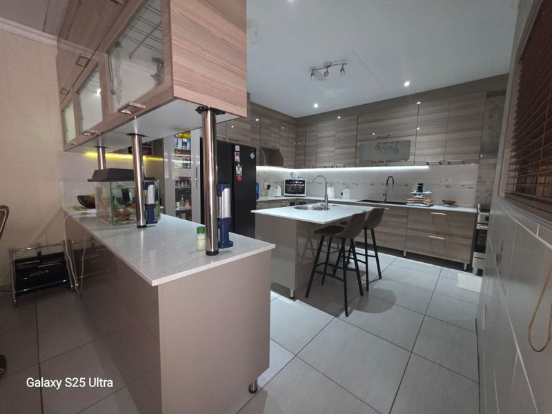 OFFERS FROM R 1 935 000 Will be considered- Sleek 3 bed home in Green Acres Estate - Photo 2
