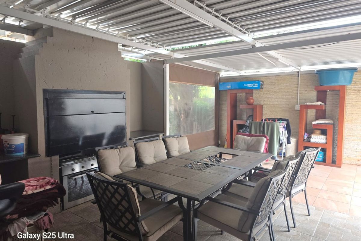 OFFERS FROM R 1 935 000 Will be considered- Sleek 3 bed home in Green Acres Estate - Photo 4