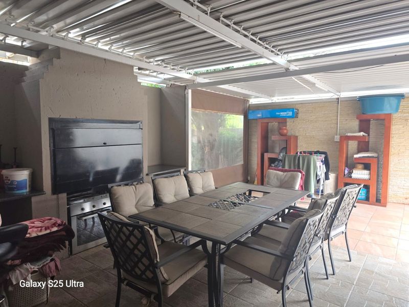 OFFERS FROM R 1 935 000 Will be considered- Sleek 3 bed home in Green Acres Estate - Photo 4