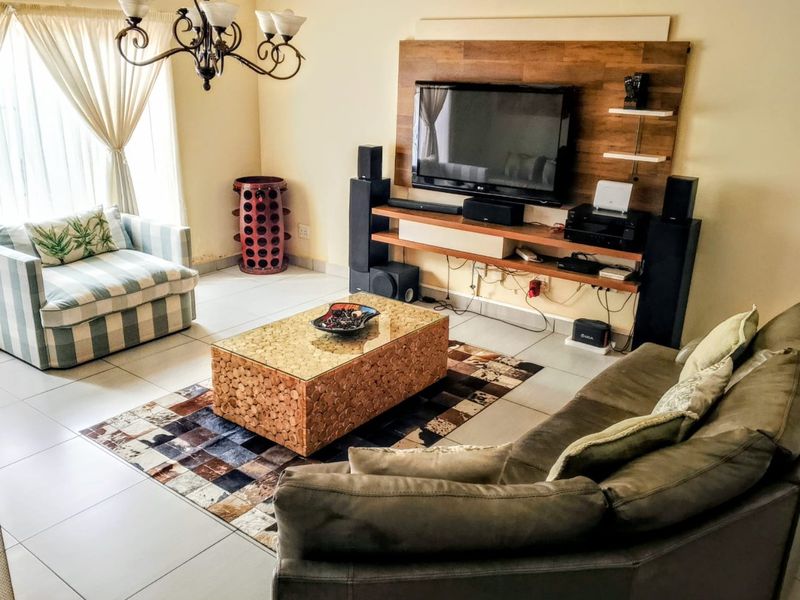 OFFERS FROM R 1 935 000 Will be considered- Sleek 3 bed home in Green Acres Estate - Photo 9
