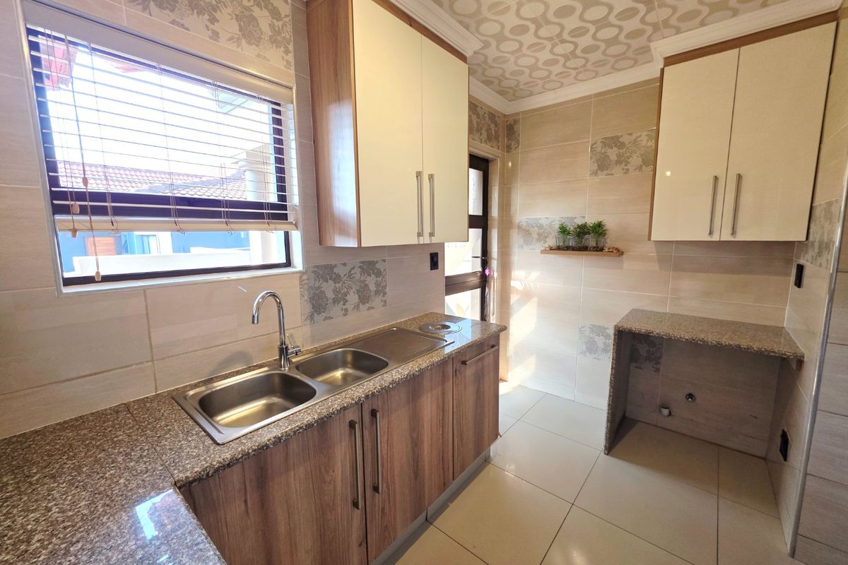 The Perfect Blend of Sophistication, Light and Luxury! - Photo 5