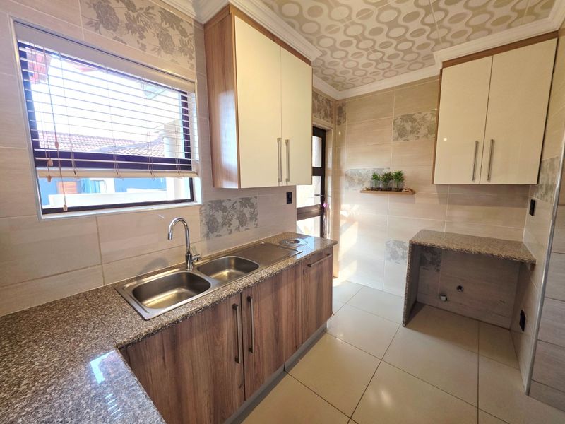 The Perfect Blend of Sophistication, Light and Luxury! - Photo 5