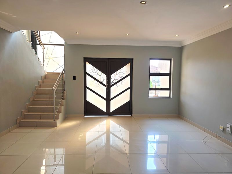 The Perfect Blend of Sophistication, Light and Luxury! - Photo 10