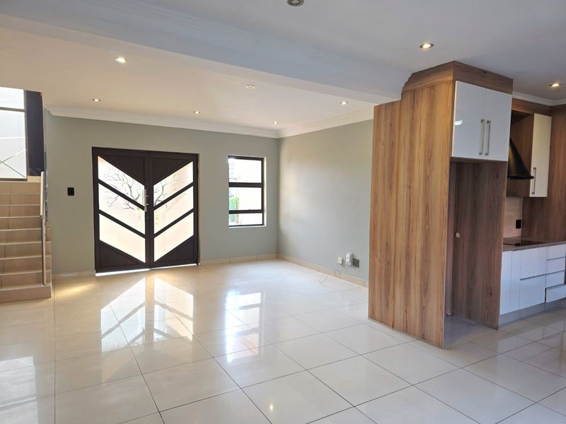 The Perfect Blend of Sophistication, Light and Luxury! - Photo 9