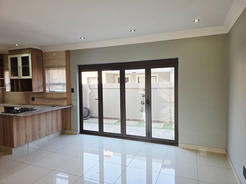 The Perfect Blend of Sophistication, Light and Luxury! - Photo 8