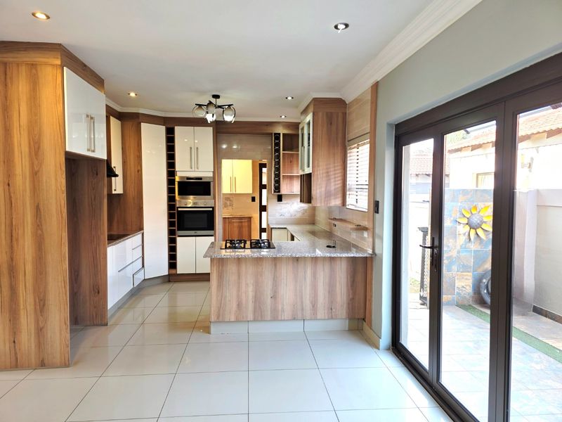 The Perfect Blend of Sophistication, Light and Luxury! - Photo 7