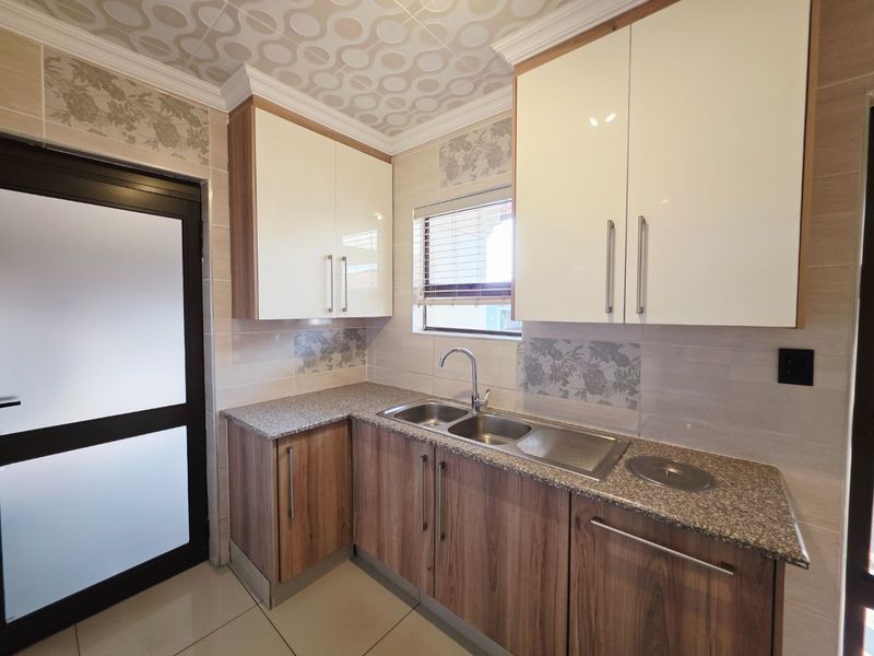 The Perfect Blend of Sophistication, Light and Luxury! - Photo 6