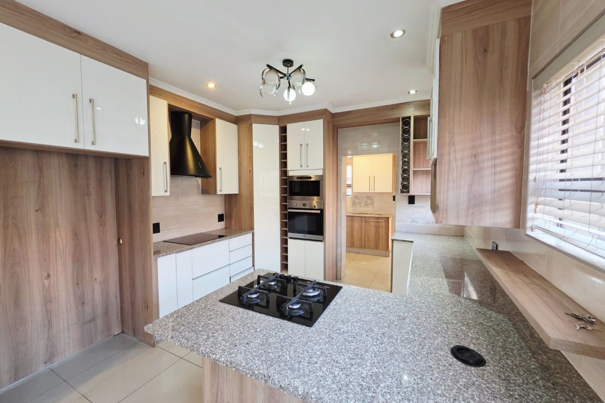 The Perfect Blend of Sophistication, Light and Luxury! - Photo 3